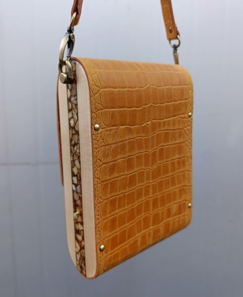 Ręcznie wykonana sk&oacute;rzana torebka na telefon z bursztynem AMBER MINI Camel