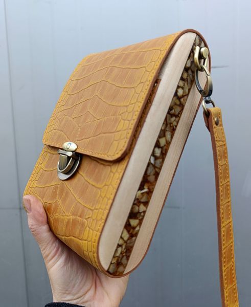 Ręcznie wykonana sk&oacute;rzana torebka na telefon z bursztynem AMBER MINI Camel