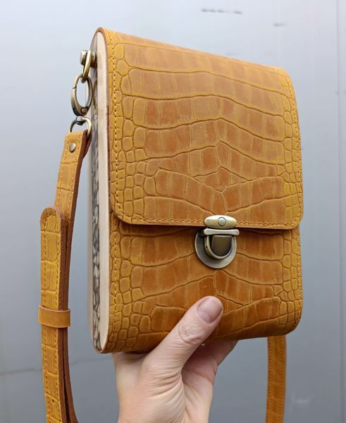 Ręcznie wykonana sk&oacute;rzana torebka na telefon z bursztynem AMBER MINI Camel